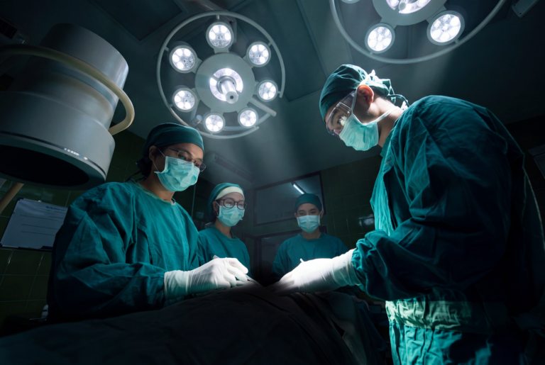 Deep plane facelift guide to costs, recovery, risks, celebrity cases, market growth, evidence and future trends.